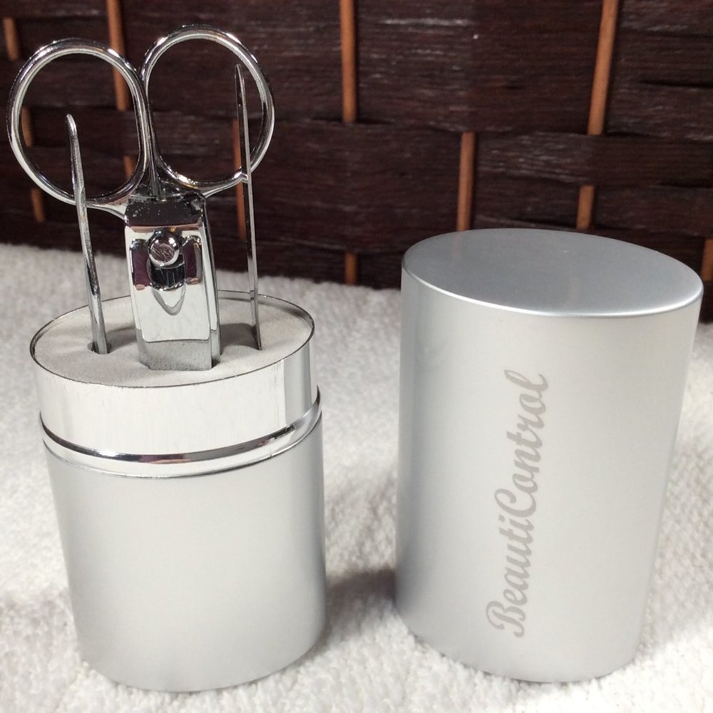 👗5/$25 - 4 Pc Travel Manicure Kit